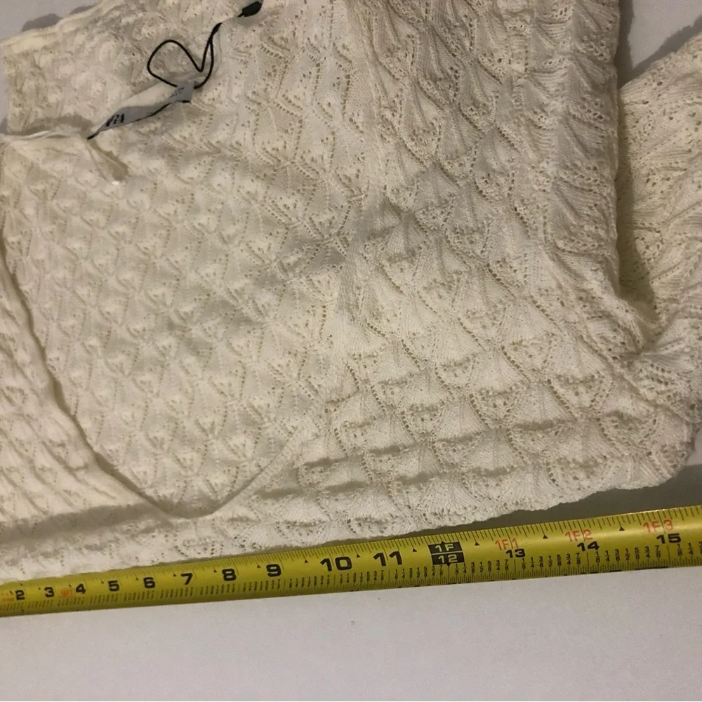 Zara Knit Crop Top Size Medium V-Neck Women's Cream Shirt